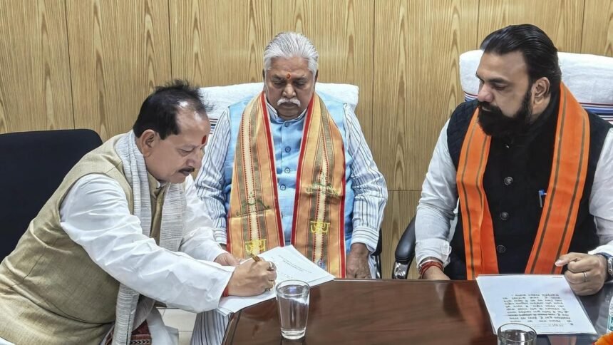 बिहार विधानसभा के स्पीकर निर्वाचित प्रेम कुमार सदन में बोलते हुए