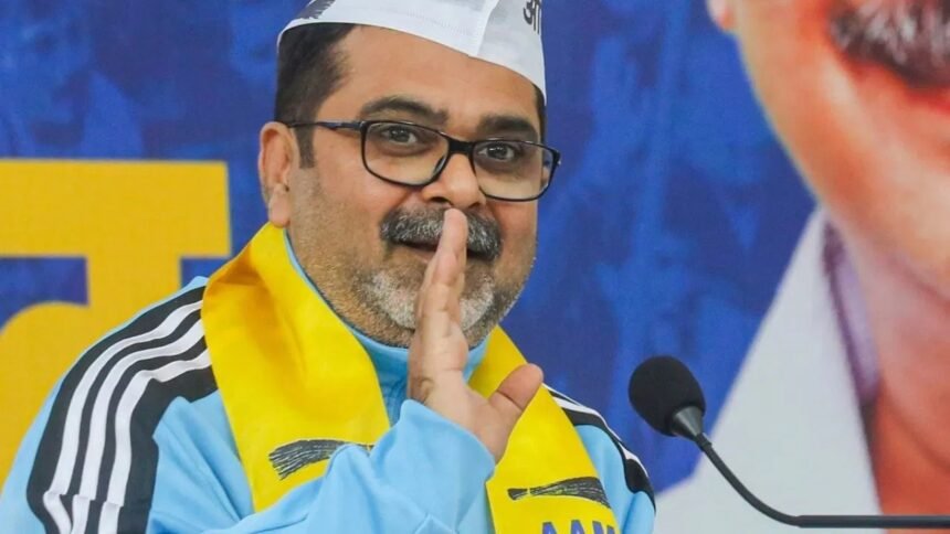 अवध ओझा अपनी सोशल मीडिया पोस्ट के जरिए राजनीति से संन्यास का ऐलान करते हुए