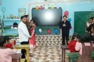 अमरिया के हुसैन नगर प्राथमिक विद्यालय में स्मार्ट क्लास का उद्घाटन करते हुए विधायक राजेश्वर सिंह, बच्चों और ग्रामीणों के साथ