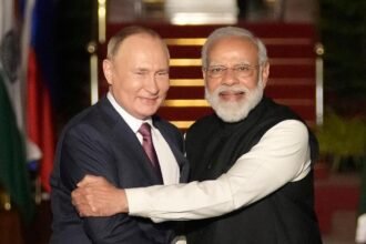 राष्ट्रपति व्लादिमीर पुतिन नई दिल्ली पहुंचते हुए, भारतीय अधिकारियों द्वारा औपचारिक स्वागत किया जा रहा है।