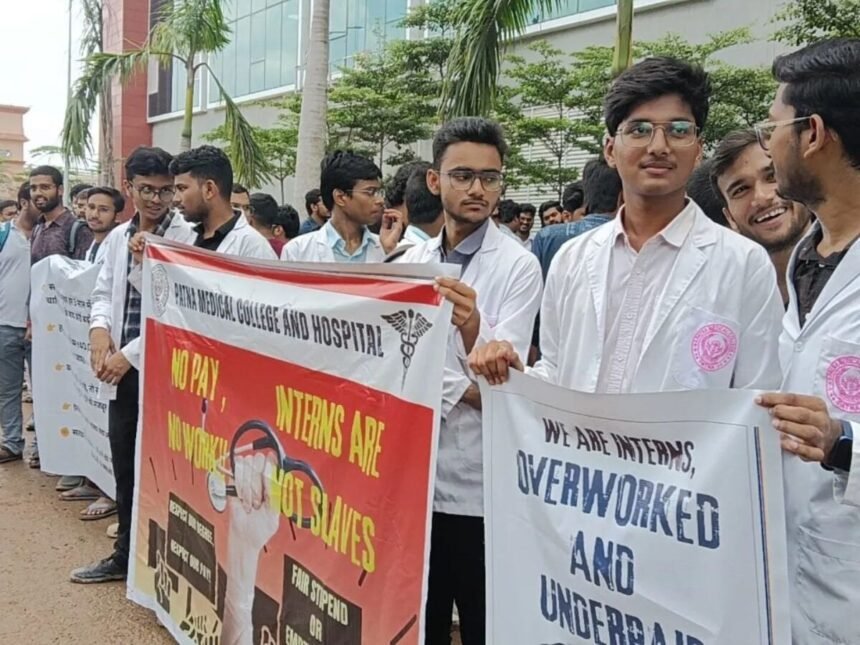 पटना पीएमसीएच के बाहर इलाज के लिए जुटी भीड़, डॉक्टरों की हड़ताल के कारण लौटते मरीज।