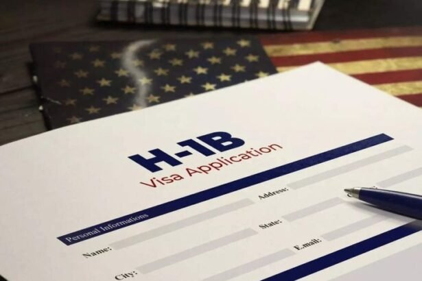ट्रंप प्रशासन ने H-1B वीजा आवेदकों के लिए कड़ा सत्यापन लागू किया, LinkedIn प्रोफाइल और रोजगार इतिहास की जांच अनिवार्य।