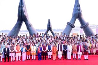 काशी रेलवे स्टेशन पर तमिलनाडु से आए शिक्षकों और प्रतिनिधियों का पारंपरिक डमरू वादन और पुष्प वर्षा के साथ स्वागत।