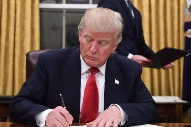 अमेरिकी सुप्रीम कोर्ट के सामने ट्रंप के जन्मसिद्ध नागरिकता आदेश को चुनौती देते हुए कानूनी बहस का दृश्य, न्यायालय की इमारत और लोग समाचार पढ़ते हुए।