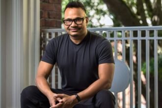 जो सिलिकॉन वैली के बैकग्राउंड में एक सफल बिजनेसमैन और IIT दिल्ली के पूर्व छात्र के रूप में दिखाई दे रहे हैं।