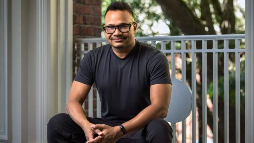 जो सिलिकॉन वैली के बैकग्राउंड में एक सफल बिजनेसमैन और IIT दिल्ली के पूर्व छात्र के रूप में दिखाई दे रहे हैं।