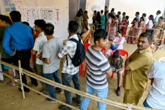 मुंबई में एक मतदान केंद्र पर लंबी कतार में खड़े नागरिक मतदान करते हुए। यह दृश्य महाराष्ट्र में आगामी निकाय चुनावों के महत्व को दर्शाता है।