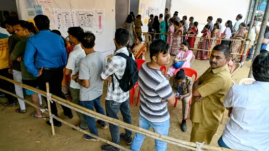 मुंबई में एक मतदान केंद्र पर लंबी कतार में खड़े नागरिक मतदान करते हुए। यह दृश्य महाराष्ट्र में आगामी निकाय चुनावों के महत्व को दर्शाता है।