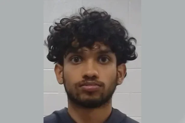 अमेरिका में फ्रिस्को पुलिस ने आग लगाने और आतंक धमकी देने के आरोप में भारतीय मूल के छात्र मनोज साई लेला को गिरफ्तार किया।