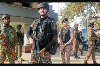 नई दिल्ली में बांग्लादेश उच्चायोग के बाहर प्रदर्शन करते हिंदू संगठन, बांग्लादेश में हिंदू व्यक्ति की हत्या के खिलाफ विरोध