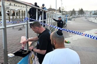 सिडनी के बोंडी बीच पर पुलिस घेराबंदी और सुरक्षा बलों की तैनाती, जो आतंकी हमले के बाद की जांच और साजिद अकरम के मामले को दर्शाती है।