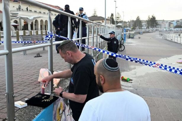 सिडनी के बोंडी बीच पर पुलिस घेराबंदी और सुरक्षा बलों की तैनाती, जो आतंकी हमले के बाद की जांच और साजिद अकरम के मामले को दर्शाती है।