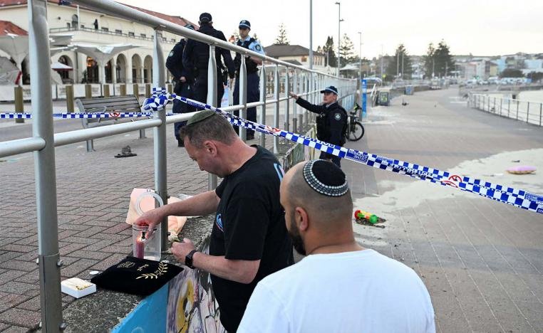 सिडनी के बोंडी बीच पर पुलिस घेराबंदी और सुरक्षा बलों की तैनाती, जो आतंकी हमले के बाद की जांच और साजिद अकरम के मामले को दर्शाती है।