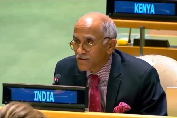 संयुक्त राष्ट्र सुरक्षा परिषद (UNSC) की बैठक का दृश्य, जिसमें भारतीय प्रतिनिधि हरीश पी या अन्य भारतीय राजनयिक अपनी सीट पर बैठे हैं। पृष्ठभूमि में संयुक्त राष्ट्र का लोगो या सुरक्षा परिषद का हॉल दिख रहा है।