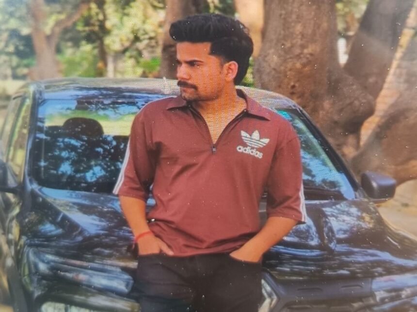 "शाहजहांपुर में कमरे में फंदे से लटका युवक ओमशिव अवस्थी का शव, पुलिस जांच और परिवार का संदेह, संदिग्ध आत्महत्या मामला"