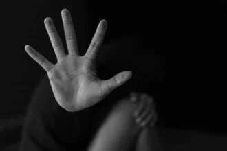 धर्मशाला गवर्नमेंट कॉलेज परिसर में छात्राओं और पुलिस द्वारा सुरक्षा व्यवस्था करते हुए दृश्य