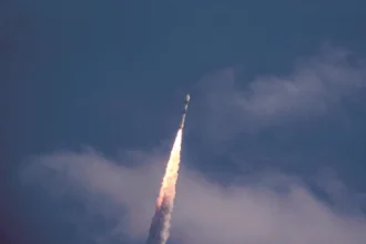 PSLV-C62 रॉकेट लॉन्च के दौरान श्रीहरिकोटा से उड़ान भरता हुआ, मिशन में तकनीकी गड़बड़ी