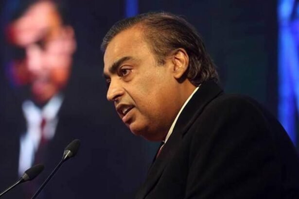 वाइब्रेंट गुजरात क्षेत्रीय सम्मेलन में मुकेश अंबानी मंच से प्रधानमंत्री नरेंद्र मोदी की सराहना करते हुए