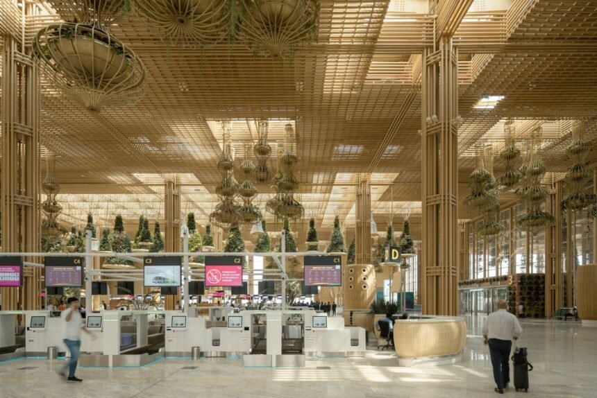 बेंगलुरु के केम्पेगौड़ा अंतरराष्ट्रीय हवाई अड्डे पर पुलिस कार्रवाई, दक्षिण कोरियाई महिला से कथित छेड़छाड़ के मामले में एयरपोर्ट स्टाफ गिरफ्तार