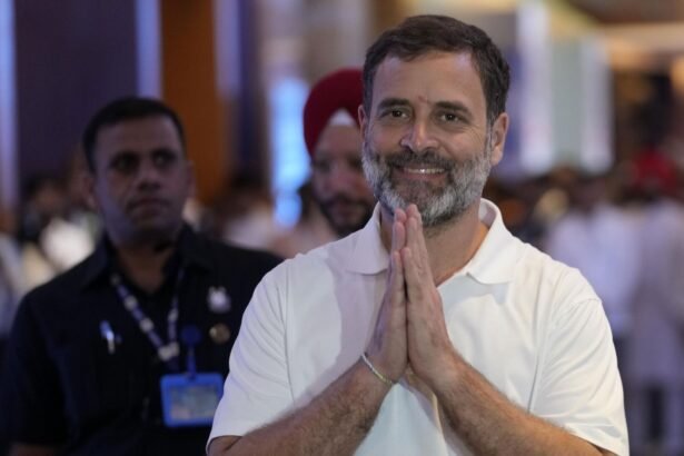 रायबरेली में गेस्ट हाउस में राहुल गांधी का कांग्रेस पदाधिकारियों और जनता से मुलाकात करते हुए दृश्य