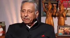 कोलकाता में आयोजित बहस के दौरान हिंदुत्व और हिंदू धर्म पर बोलते कांग्रेस नेता मणि शंकर अय्यर