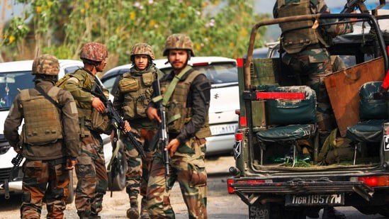 जम्मू और कश्मीर के डोडा जिले में सेना का वाहन खाई में गिरा, मौके पर सैनिकों को बचाने के लिए बचाव अभियान जारी