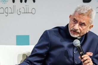 एस जयशंकर और राडोस्वाव सिकोरस्की पोलैंड में भारत-पोलैंड द्विपक्षीय वार्ता के दौरान चर्चा करते हुए