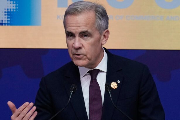 कनाडा के प्रधानमंत्री मार्क कार्नी सम्मेलन में भाषण देते हुए, ग्रीनलैंड और अमेरिका टैरिफ विवाद पर अपनी चिंता व्यक्त करते हुए