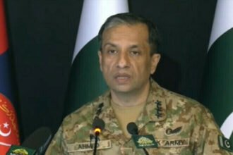 प्रेस कॉन्फ्रेंस के दौरान पाकिस्तान के DG ISPR बोलते हुए, भारत और अफगानिस्तान को चेतावनी देते हुए