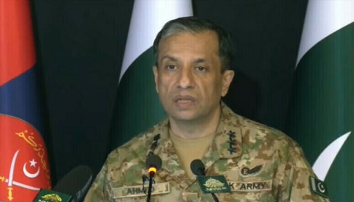 प्रेस कॉन्फ्रेंस के दौरान पाकिस्तान के DG ISPR बोलते हुए, भारत और अफगानिस्तान को चेतावनी देते हुए