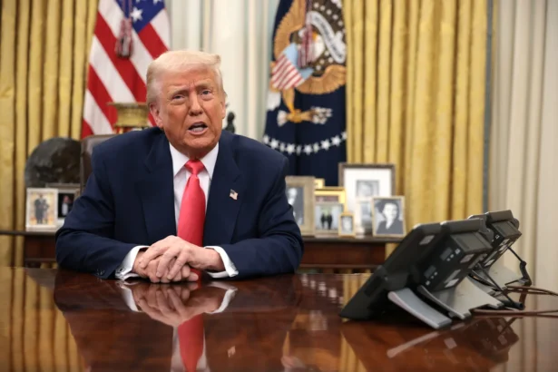 अमेरिकी राष्ट्रपति डोनाल्ड ट्रंप के नेतृत्व में 75 देशों के लिए इमिग्रेंट वीज़ा पर रोक की घोषणा