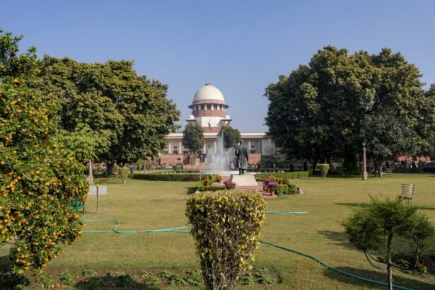 पश्चिम बंगाल पंचायत कार्यालय में मतदाता सूची की जांच करते अधिकारी