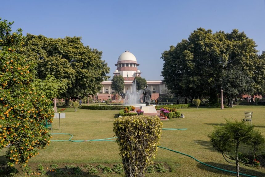 पश्चिम बंगाल पंचायत कार्यालय में मतदाता सूची की जांच करते अधिकारी