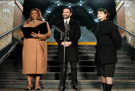 जोहरान ममदानी कुरान पर हाथ रखकर न्यूयॉर्क सिटी के मेयर पद की शपथ लेते हुए