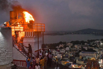 तमिलनाडु के थिरुपरंकुंड्रम पहाड़ी पर स्थित दीपथून, जहां कार्तिगै दीपम जलाने को लेकर मद्रास हाईकोर्ट ने फैसला सुनाया