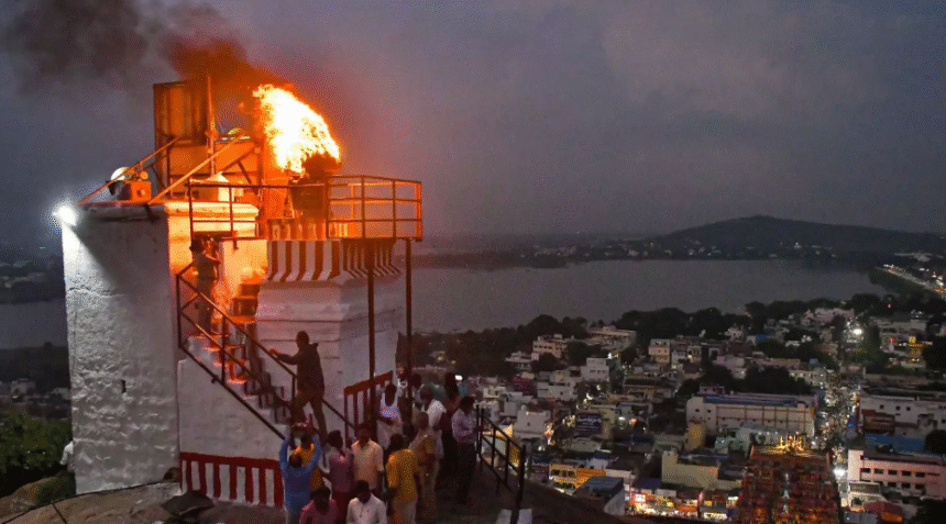तमिलनाडु के थिरुपरंकुंड्रम पहाड़ी पर स्थित दीपथून, जहां कार्तिगै दीपम जलाने को लेकर मद्रास हाईकोर्ट ने फैसला सुनाया