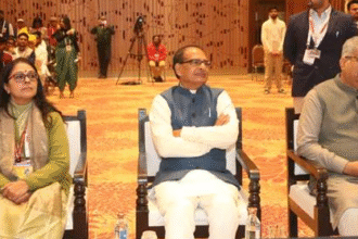 शिवराज सिंह चौहान युवाओं के साथ विकसित भारत यंग लीडर्स डायलॉग 2026 में संवाद करते हुए