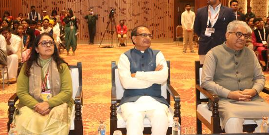 शिवराज सिंह चौहान युवाओं के साथ विकसित भारत यंग लीडर्स डायलॉग 2026 में संवाद करते हुए