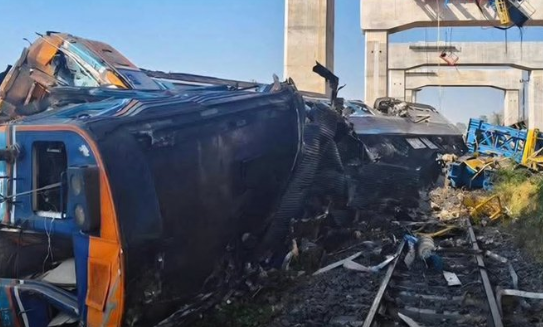 थाईलैंड के नाखोन रैचसीमा में क्रेन गिरने से पटरी से उतरी यात्री ट्रेन, राहत कार्य जारी