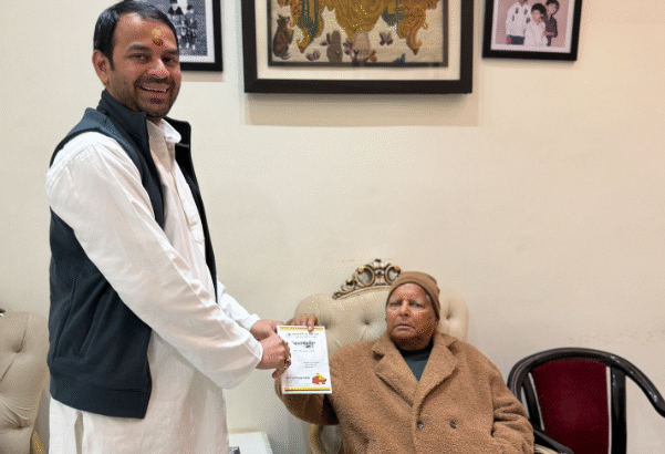 तेज प्रताप यादव और तेजस्वी यादव की पटना में मकर संक्रांति भोज के दौरान मुलाकात