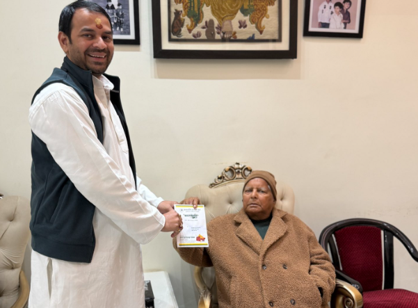 तेज प्रताप यादव और तेजस्वी यादव की पटना में मकर संक्रांति भोज के दौरान मुलाकात