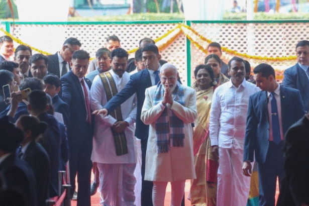 प्रधानमंत्री नरेंद्र मोदी नई दिल्ली में पोंगल समारोह को संबोधित करते हुए, पारंपरिक तमिल पृष्ठभूमि के साथ