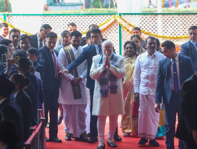 प्रधानमंत्री नरेंद्र मोदी नई दिल्ली में पोंगल समारोह को संबोधित करते हुए, पारंपरिक तमिल पृष्ठभूमि के साथ