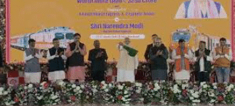 प्रधानमंत्री नरेंद्र मोदी मालदा टाउन रेलवे स्टेशन से हावड़ा–गुवाहाटी वंदे भारत स्लीपर ट्रेन को हरी झंडी दिखाते हुए