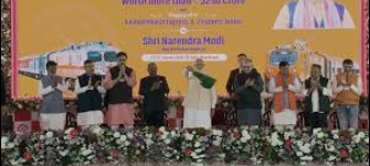 प्रधानमंत्री नरेंद्र मोदी मालदा टाउन रेलवे स्टेशन से हावड़ा–गुवाहाटी वंदे भारत स्लीपर ट्रेन को हरी झंडी दिखाते हुए