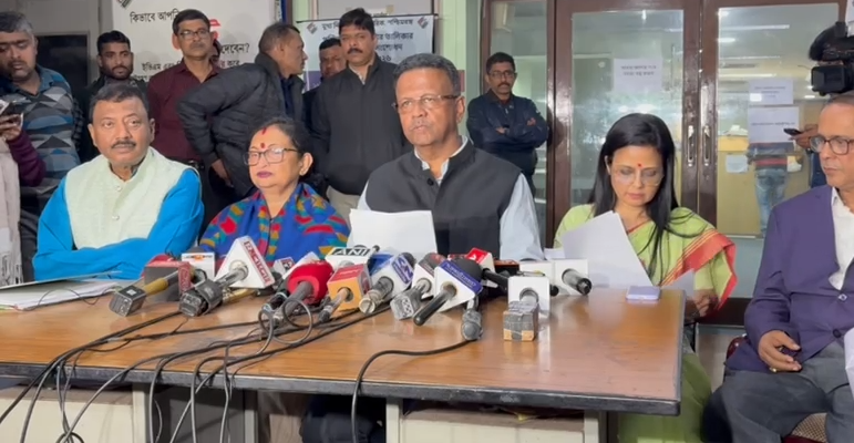 सीईओ कार्यालय में मतदाता सूची प्रक्रिया को लेकर चर्चा करते अधिकारी और प्रतिनिधि
