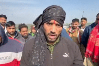 नोएडा सेक्टर 150 में डूबे कार के पास बचाव कार्य करती पुलिस और SDRF टीम