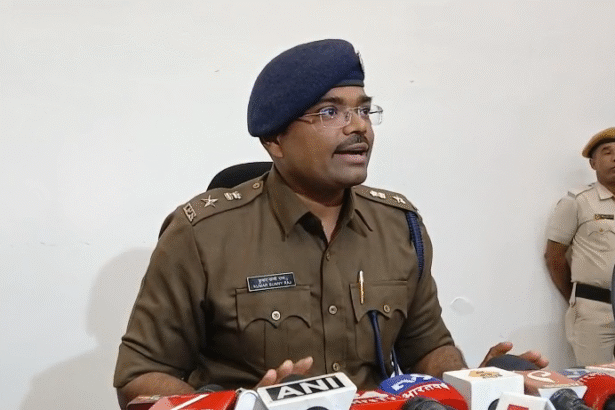 मुर्शिदाबाद के बेलडांगा में हिंसा और विरोध प्रदर्शन के बाद जिला पुलिस अधीक्षक कुमार सनी राज प्रेस कॉन्फ्रेंस में स्थिति की जानकारी दे रहे हैं