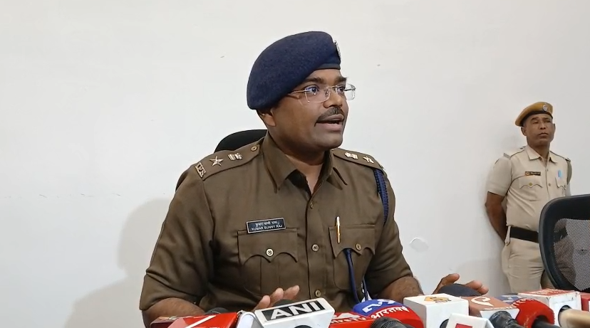 मुर्शिदाबाद के बेलडांगा में हिंसा और विरोध प्रदर्शन के बाद जिला पुलिस अधीक्षक कुमार सनी राज प्रेस कॉन्फ्रेंस में स्थिति की जानकारी दे रहे हैं
