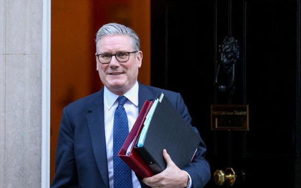 ब्रिटेन के प्रधानमंत्री कियर स्टारमर बच्चों की डिजिटल सुरक्षा पर बात करते हुए